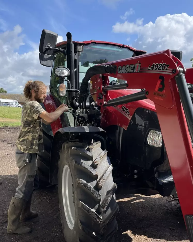 Le tracteur Case IH Farmall 100 C Advanced est équipé d'un chargeur d'origine MX, apprécié par Florian Morel