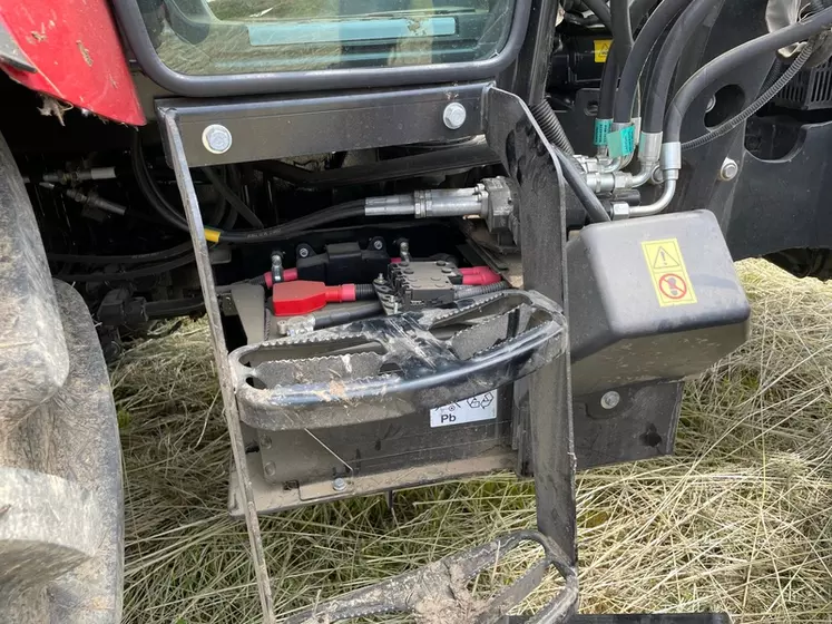 Le tracteur Case IH Farmall 100 C Advanced dispose d'une batterie protégées de manière sommaire. 