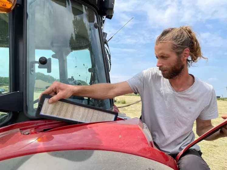 Le tracteur Case IH Farmall 100 C Advanced a ses filtres de cabine sur les ailes