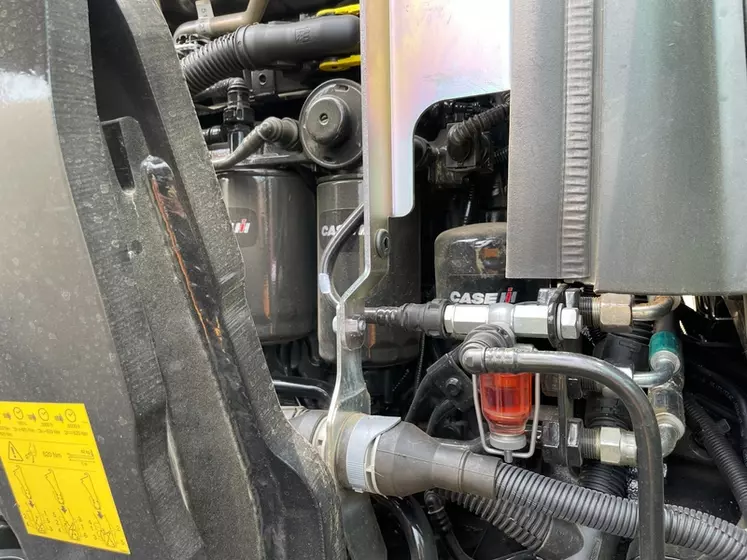 Le tracteur Case IH Farmall 100 C Advanced dispose de filtres assez accessibles sur le côté gauche du moteur