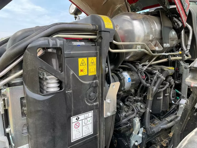 Le tracteur Case IH Farmall 100 C Advanced est équyipé d'un système de dépollution placé sous le capot, au dessus du moteur. 