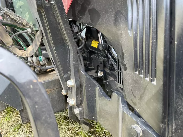Le tracteur Case IH Farmall 100 C Advanced a une jauge d’huile moteur placée à gauche