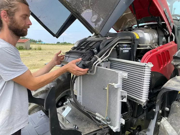 Le tracteur Case IH Farmall 100 C Advanced propose un accès rapide au filtre à air.