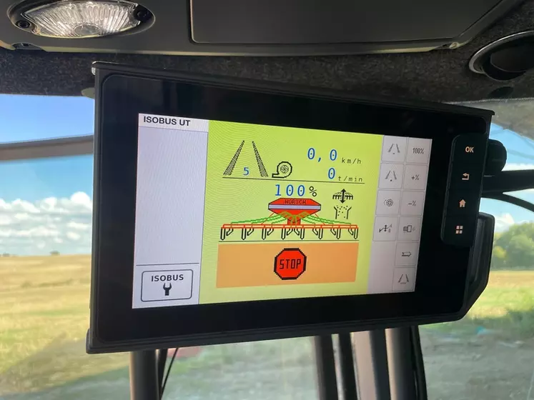 Le tracteur Valtra Q305 Direct dispose d'un second terminal en option, utile pour piloter un outil Isobus ou afficher les vues GPS.