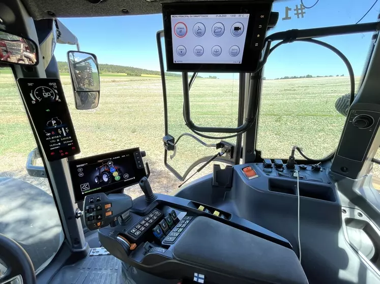 Le tracteur Valtra Q305 Direct peut combiner trois écrans.