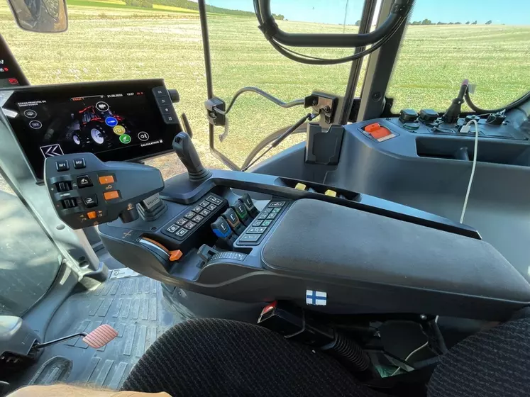 Le tracteur Valtra Q305 Direct dispose de l'accoudoir multifonction SmartTouch facile à prendre en main.