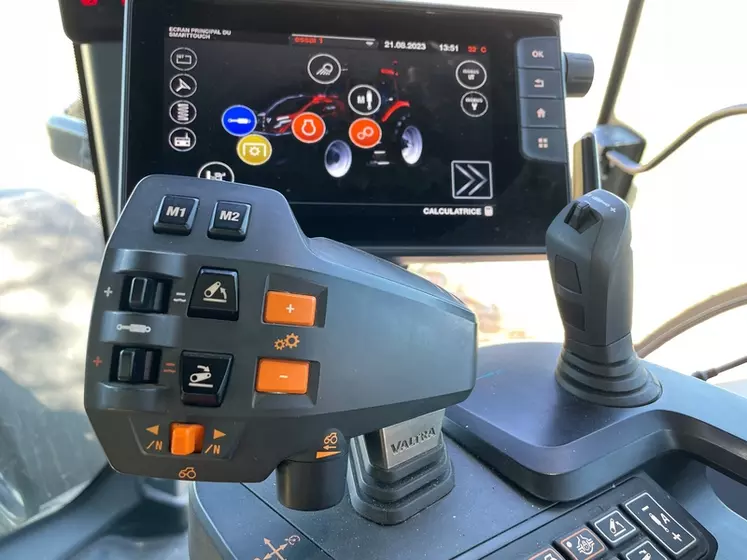 Le tracteur Valtra Q305 Direct intègre un joystick aux fonctions bien identifiées, mais dont certains boutons manquent de souplesse. 