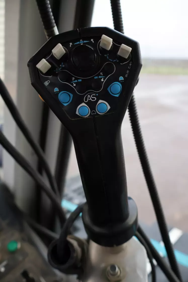 Un joystick complète le boîtier pour plus d'ergonomie. 