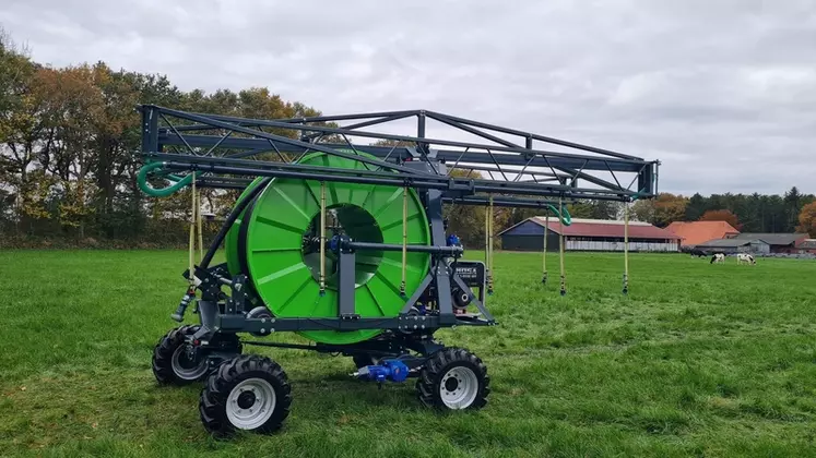 Le robot d’irrigation RainButler de Rain2Soil est animé par un moteur thermique entraînant une génératrice électrique.
