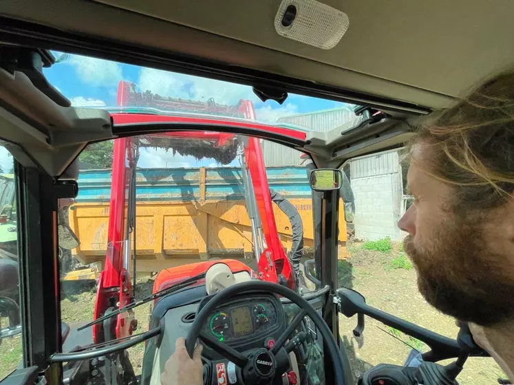 Le tracteur Case IH Farmall 100 C Advanced délivre une très bonne visibilité au chargeur