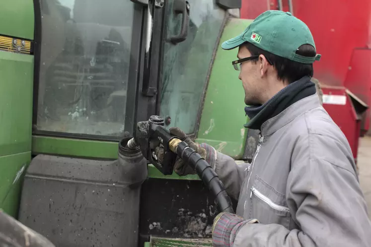 Agriculteur remplissant la cuve de GNR de son tracteur