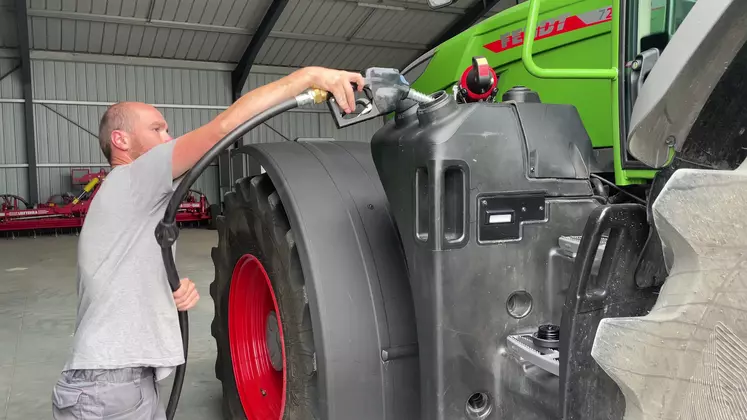 Agriculteur remplissant le réservoir de son tracteur de GNR