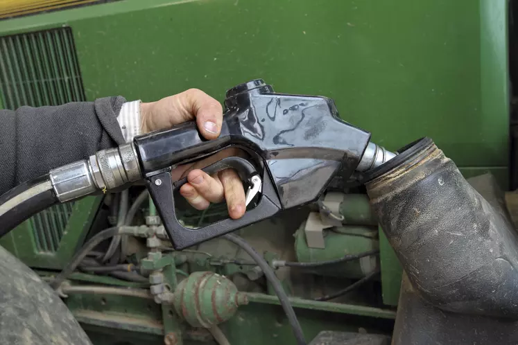 Agriculteur remplissant le réservoir de GNR de son tracteur