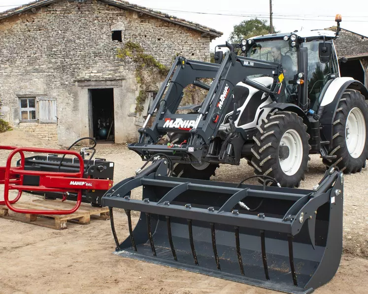 Tracteur Valtra avec chargeur frontal Manip', benne multifonction Manip' et pince-balle Manip'