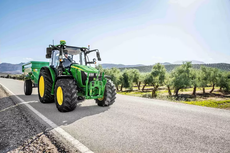 Les tracteurs John Deere 5M accèdent à deux nouvelles transmissions semi-powershift à 4 et 8 rapports sous charge. 
