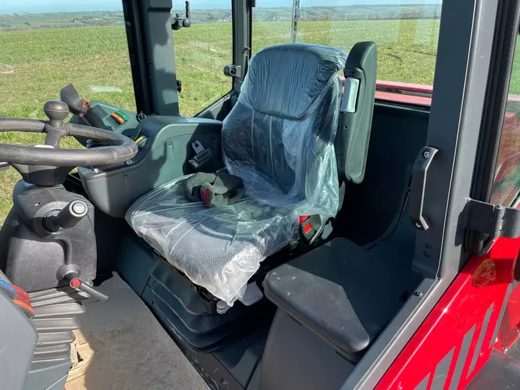 Homologuée pour une personne, la chargeuse Schäffer 8620 T-2 dispose en cabine d'une petite assise pour le passager.