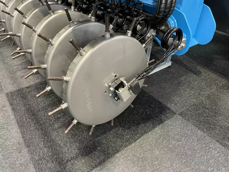 L'injecteur Liquiliser Cultan PTW 3000 de Duport utilise des grandes roues en inox pour déposer l'engrais liquide dans le sol.