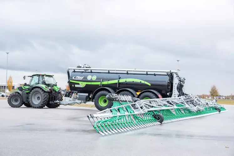 La rampe à patins Skatemaster 300 de Fliegl dispose de 6 sections alimentées par des répartiteurs à vis.