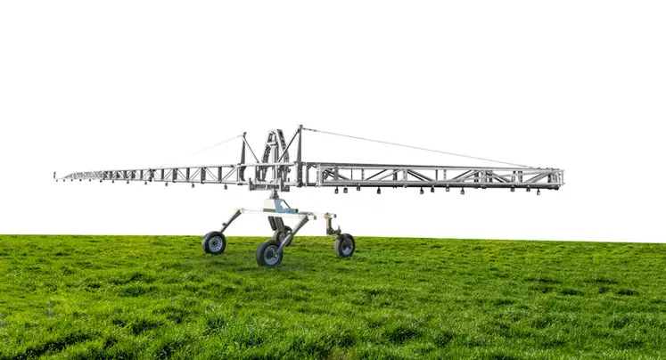 Mesurant 50 m de large, la rampe d'irrigation AS 50 NEO de Bauer respecte au transport une largeur de 3 m.