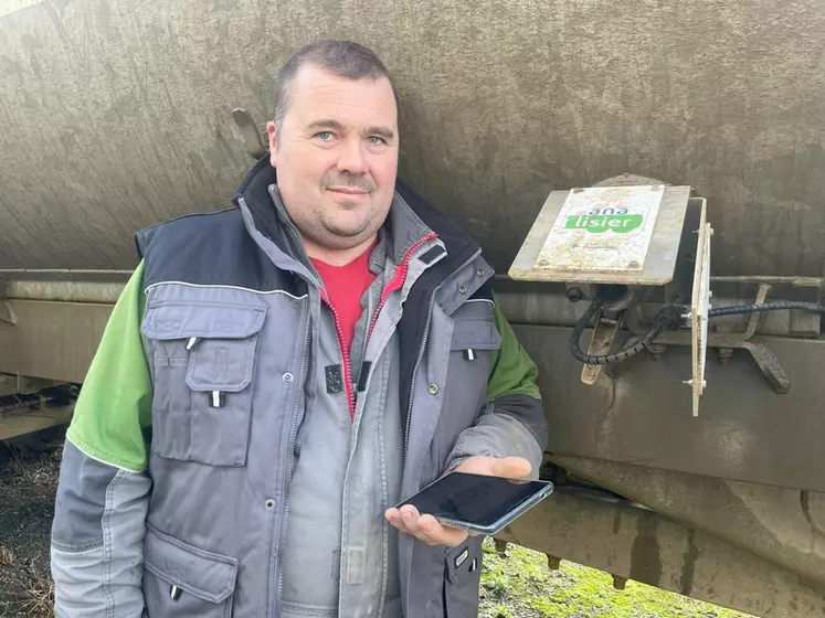 Mathieu Guillerm, éleveur de porcs à Kergloff dans le Finistère : « Le capteur Ana’Lisier est très simple d’utilisation. Il sera rapidement rentabilisé. »