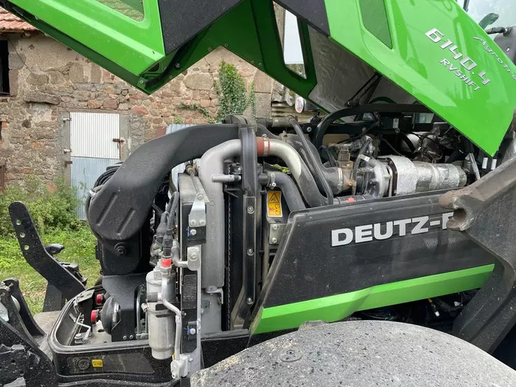 Le tracteur Deutz-Fahr 6140.4 RVshift offre un accès rapide au filtre à air devant les radiateurs. 