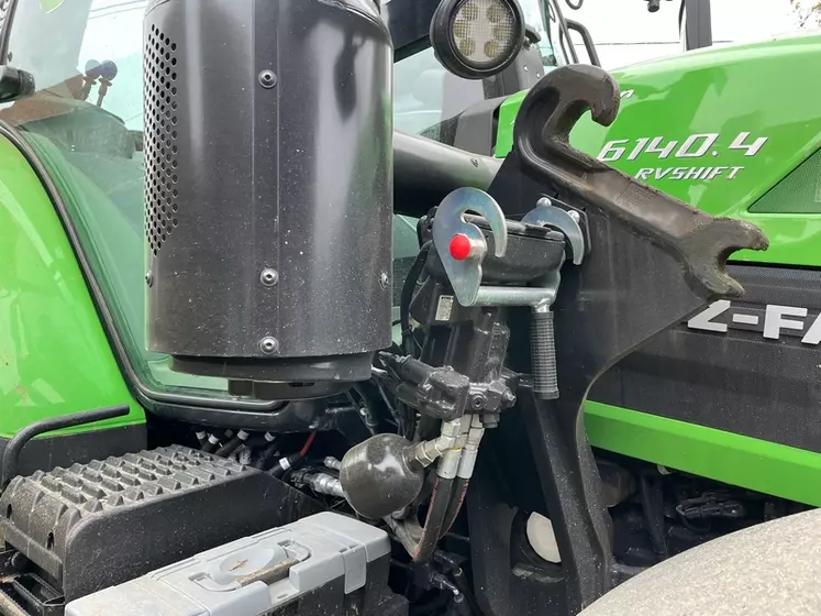 Le tracteur Deutz-Fahr 6140.4 RVshift dispose d'un attelage de chargeur qui ne se verrouille pas automatiquement et dont le multicoupleur n'est pas très bien orienté. 