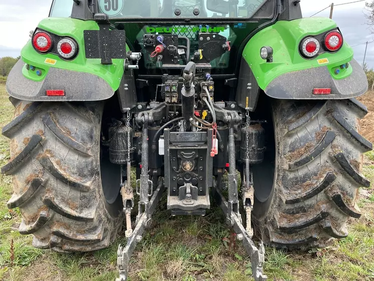 Le tracteur Deutz-Fahr 6140.4 RVshift propose un freinage de remorque double ligne à la fois en hydraulique et en pneumatique. 