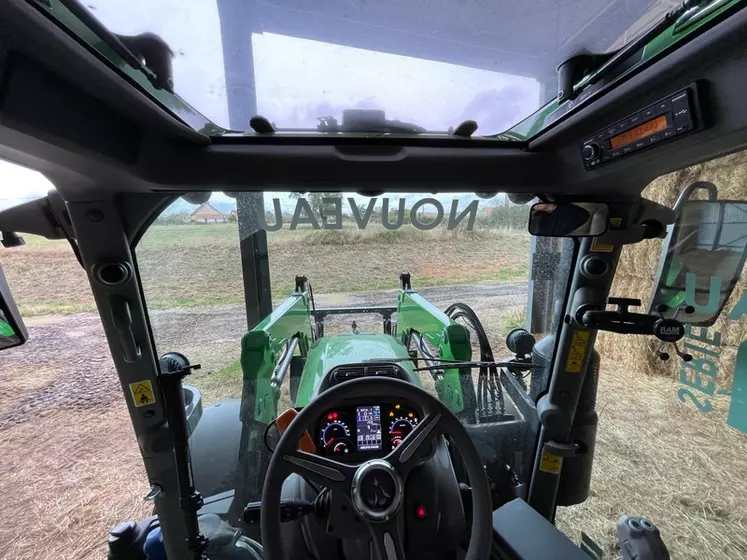 Le tracteur Deutz-Fahr 6140.4 RVshift offre une bonne visibilité au chargeur. 