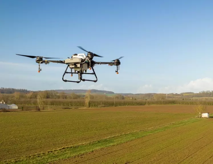 Drone DJI  Agras T10 en application agricole