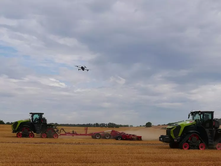 Drone volant en catégorie ouverte à proximité de tracteurs Claas Xerion 