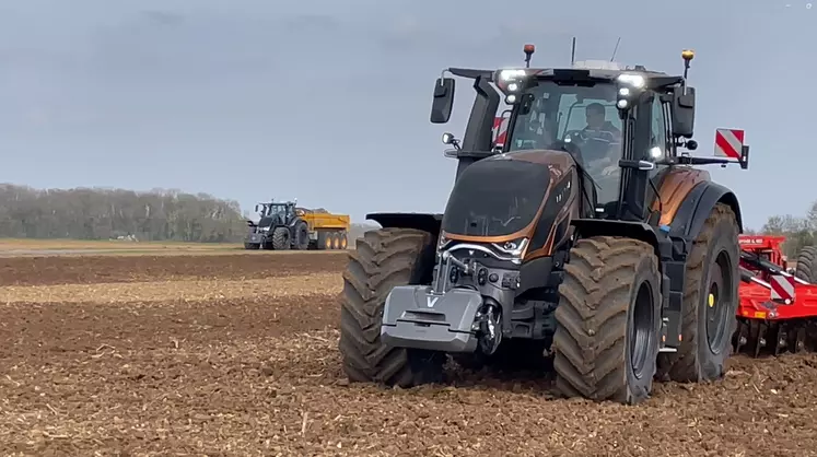 Valtra a réuni pendant plusieurs semaines plusieurs centaines de vendeurs et clients pour découvrir les S6. 