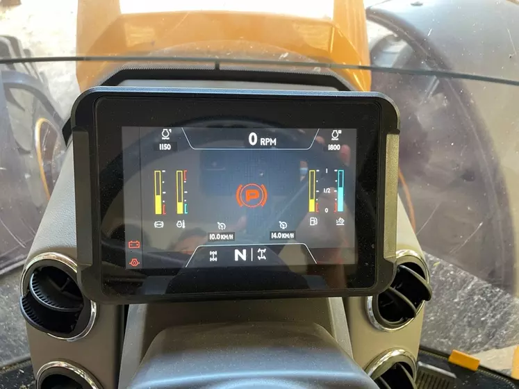 Le tracteur JCB Fastrac 4220 iCON intègre un tableau de bord entièrement numérique. 
