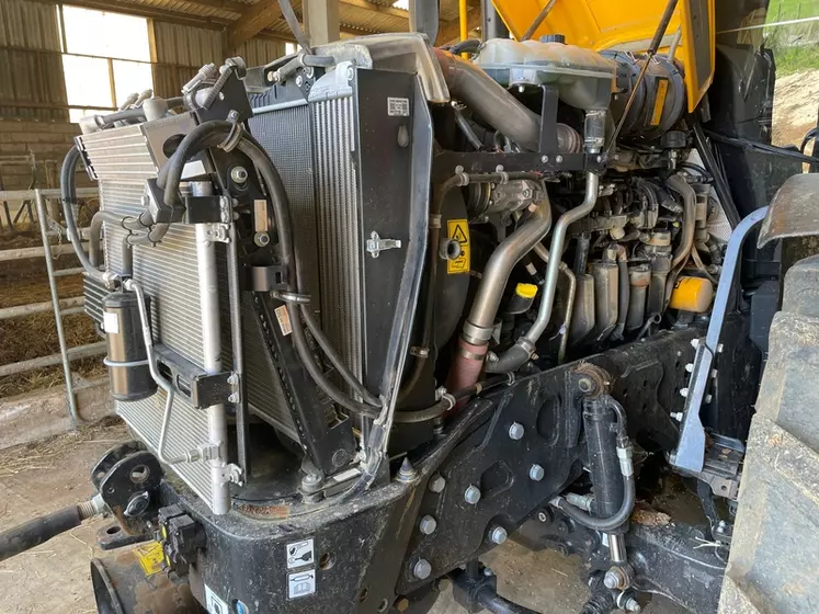 Le tracteur JCB Fastrac 4220 iCON impose un accès par la gauche du moteur pour les différents filtres (huile, GNR, air).