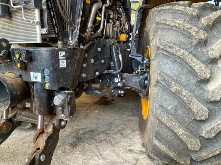 Le tracteur JCB Fastrac 4220 iCON bénéficie d'une suspension sur les deux essieux. 