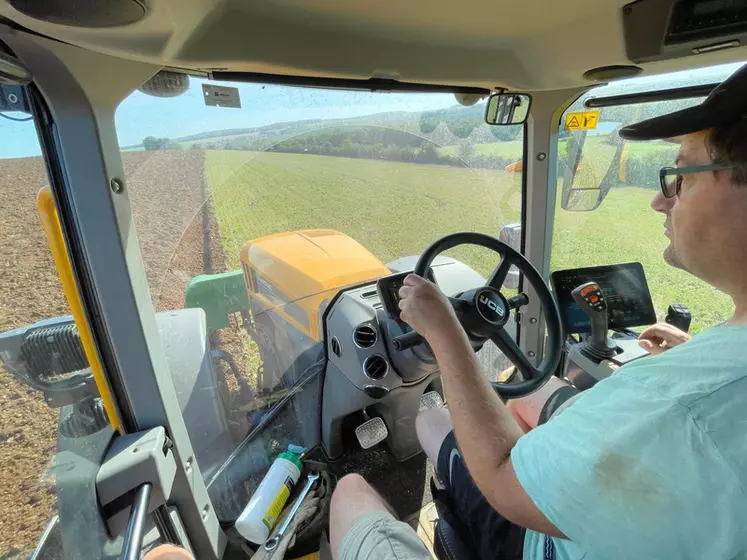 Le tracteur JCB Fastrac 4220 iCON offre une visibilité panoramique sur l'avant. 