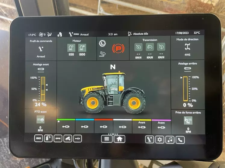 Le tracteur JCB Fastrac 4220 iCON dispose d'un terminal à écran tactile de 12 pouces à l'utilisation intuitive. 