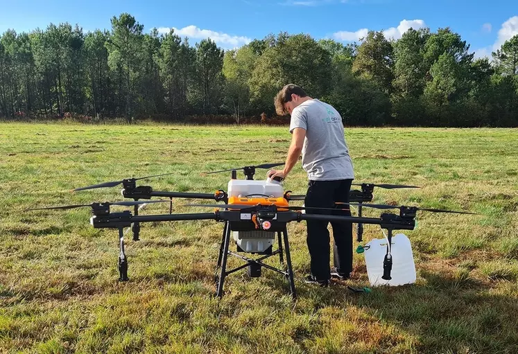 Drone AG100 d’Agrodrone au remplissage