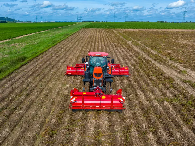 Le broyeur de fanes Toppa 800 Combi de Grimme se combine au modèle frontal quatre rang Toppa 400. 