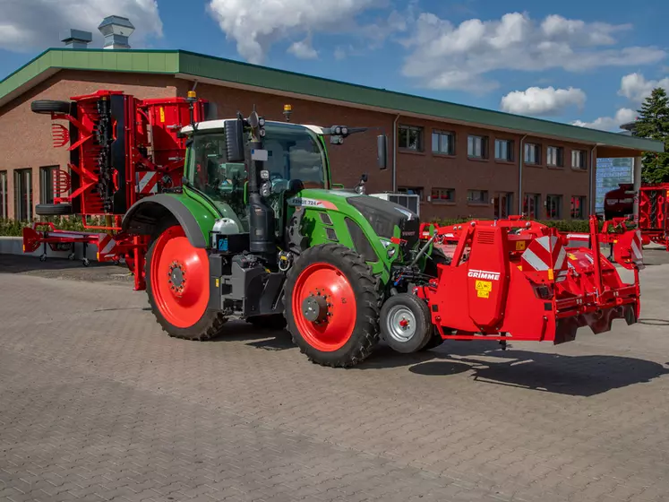 Au transport, l'ensemble de broyeurs de fanes Toppa 600 Combi/Toppa 200 de Grimme ne dépasse pas 3 m de large. 