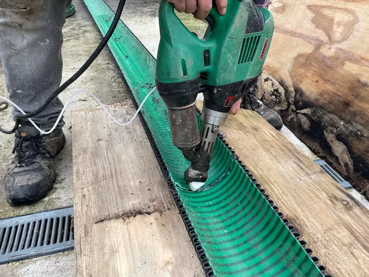 Soudure de tuyaux pour constituer une gouttière de toiture. 