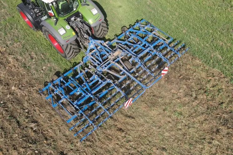 Le scalpeur Bio Allrounder 700 de Köckerling est destiné aux tracteurs de 250 ch et plus.