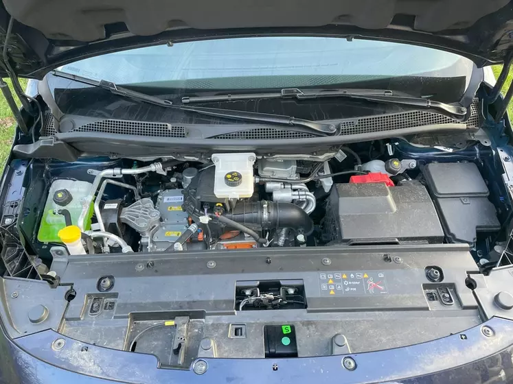 Vue du compartiment moteur du Mercedes eCitan