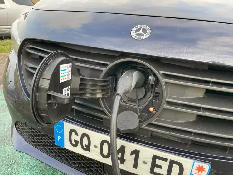 Trappe d'accès sur la calandre du Mercedes eCitan pour accèder à la prise électrique pour recharger la batterie