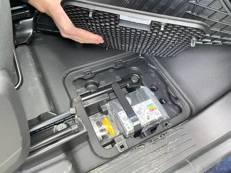 Kit de réparation des pneus et anneau de remorquage du Mercedes eCitan 