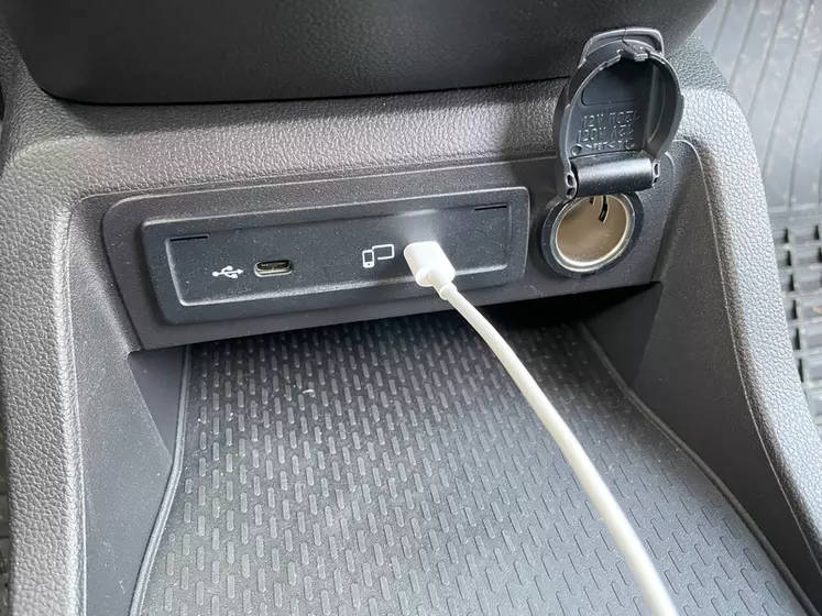 Deux ports USB-C et prise allume-cigare sur le Mercedes eCitan