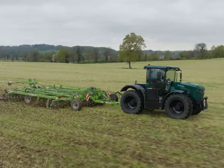 Tracteur électrique Seederal avec outil Duro France Compil à bêches roulantes