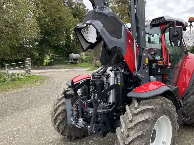 Capot moteur levé de tracteur Lindner Lintrac 115 LS avec chargeur frontal