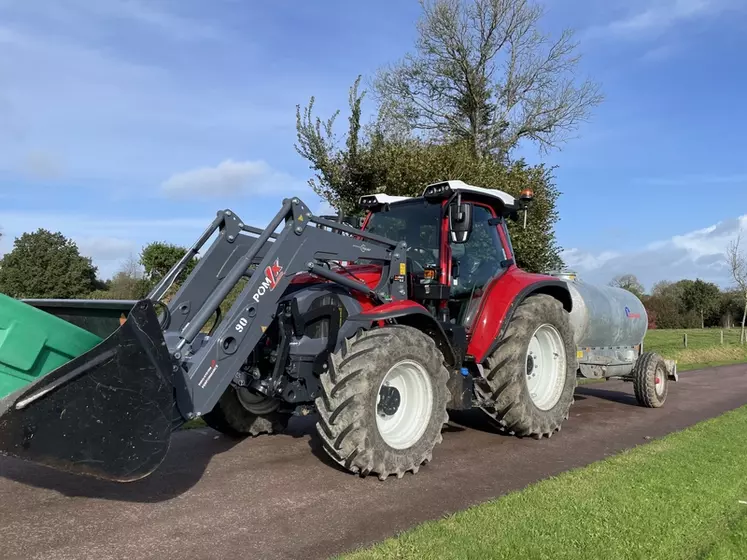 Tracteur Lindner Lintrac 115 LS avec chargeur frontal avec tonne à eau Lenormand