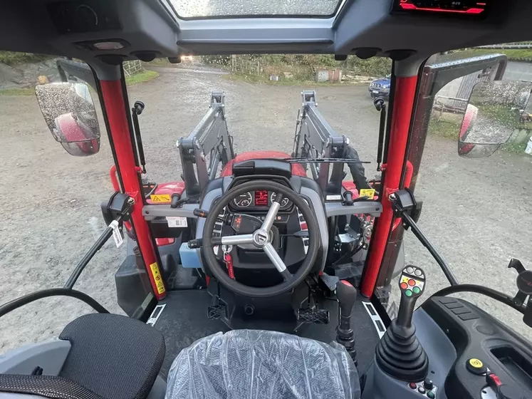 Vue de l'intérieur de la cabine du tracteur Lindner Lintrac 115 LS avec chargeur frontal