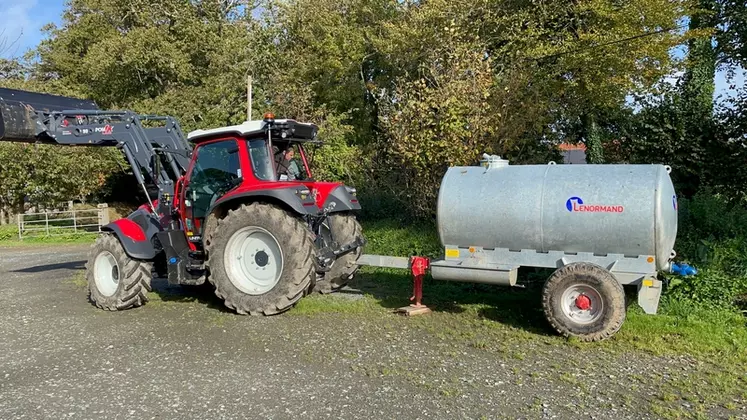 Tracteur Lindner Lintrac 115 LS avec citerne à eau Lenormand 